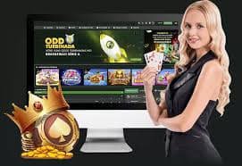 lv99 အွန်လိုင်း ကတ်ဂိမ်းများ — MMK ဖြင့် Poker Tournament ကစားနေသောမြင်ကွင်း